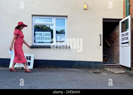 Dunsford, Devon, Regno Unito. 4 luglio 2024. Elezioni generali: Raich Keene arriva per votare al seggio elettorale di Dunsford, Devon, Regno Unito. Crediti: Nidpor/Alamy Live News Foto Stock