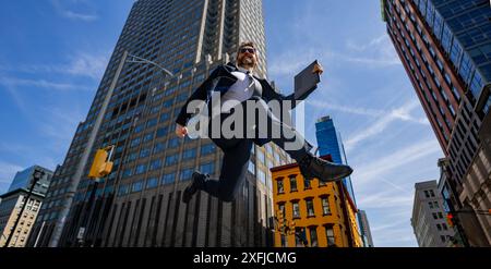 Uomo d'affari che salta per strada. Avanti salto e passi. Concetto di ambizioni aziendali. Strategia di successo aziendale. Sviluppo della crescita creativa Foto Stock