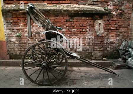 Un risciò tirato a mano a Kolkata, Bengala Occidentale, India. Foto Stock