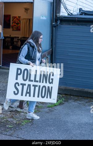 Brentwood Essex 4 giugno 2024 apertura del polling station per le elezioni generali Brentwood Essex credito: Ian Davidson/Alamy Live News Foto Stock