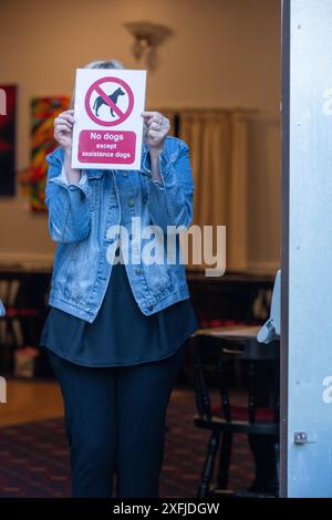 Brentwood Essex 4 giugno 2024 apertura del polling station per le elezioni generali Brentwood Essex credito: Ian Davidson/Alamy Live News Foto Stock