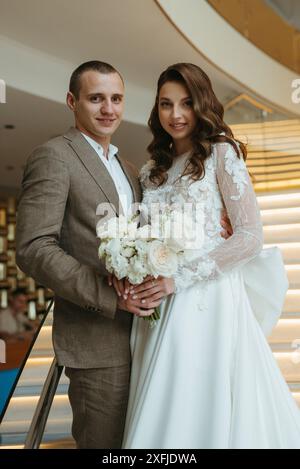 primo incontro della sposa e dello sposo sulle scale dell'hotel Foto Stock