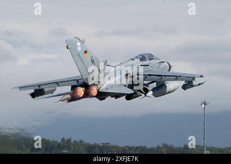 Un PA-200 Tornado dell'Aeronautica militare tedesca decolla dalla Joint base Elmendorf-Richardson, durante lo schieramento guidato dall'aeronautica militare tedesca Pacific Skies 24 a JBER, Ala Foto Stock