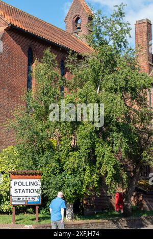 St Andrew's Church, Westcliff on Sea, Essex, Regno Unito. 4 luglio 2024. Gli elettori si stanno dirigendo verso i seggi elettorali nel collegio elettorale di Southend West & Leigh, che non ha mai restituito nulla se non un deputato conservatore dalla sua formazione nel 1950 Foto Stock