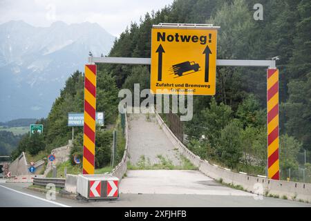 Notweg! Zufahrt und Bremsweg Freihalten, corsia di emergenza per camion i cui freni si rompono sulla montagna, nel Brennerautobahn A13 in Tirol, Austria © Wojci Foto Stock