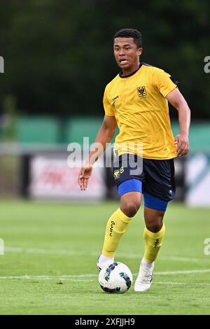 Maasmechelen, Belgio. 3 luglio 2024. Joel Chima Fujita di STVV raffigurato in azione durante una partita amichevole di calcio tra Patro Eisden Maasmechelen e Sint-Truiden VV, mercoledì 03 luglio 2024 a Maasmechelen, in preparazione della prossima stagione 2024-2025 della Jupiler Pro League. BELGA FOTO JOHAN EYCKENS credito: Belga News Agency/Alamy Live News Foto Stock