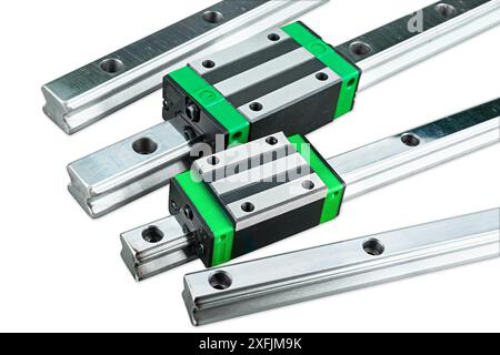 guida lineare con blocco scorrevole isolato su sfondo bianco. Concetto di componenti per fresatura CNC o tornio Foto Stock