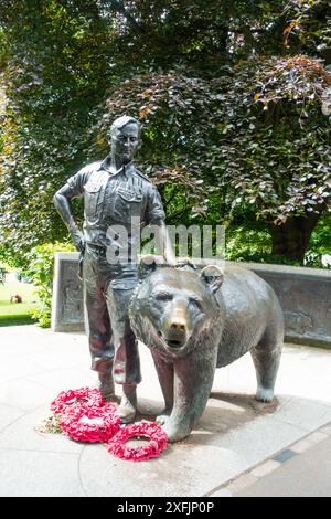 Statua di Wojtek, Orso soldato. A West Princes Street Gardens, Edimburgo, Scozia, Regno Unito. Foto Stock