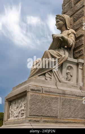 Educazione - una delle quattro figure che compongono il piedistallo del National Monument to the Forefathers in Allerton Street, Plymouth, ma Foto Stock