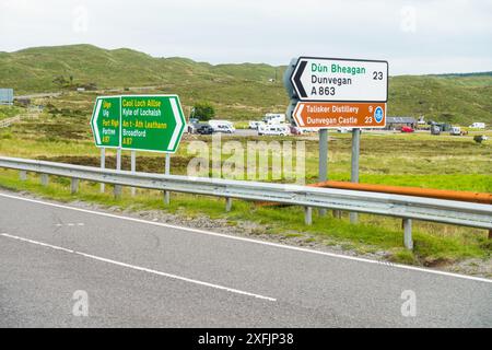 Indicazioni stradali e indicazioni per Sligachan Bridge, Isle of Skye, Highland, Scotland, UK. Foto Stock