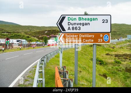 Indicazioni stradali e indicazioni per Sligachan Bridge, Isle of Skye, Highland, Scotland, UK. Foto Stock