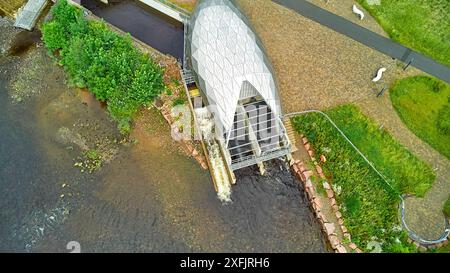 Generatore idroelettrico Hydro Ness in acciaio argentato sulle rive del fiume Ness Scozia realizzato con 384 pannelli di rivestimento, ciascuno unico Foto Stock