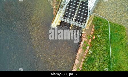 Hydro Ness il generatore idroelettrico in acciaio argentato sulle rive del fiume Ness Scozia e viti Archimede gemelle Foto Stock