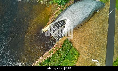 Hydro Ness il generatore idroelettrico in acciaio argentato sulle rive del fiume Ness in Scozia con due viti Archimede Foto Stock