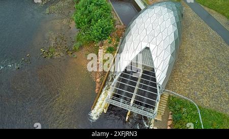 Hydro Ness il generatore idroelettrico in acciaio argentato sulle rive del fiume Ness Scozia realizzato con 384 pannelli di rivestimento Foto Stock