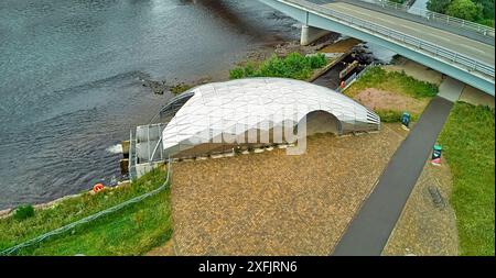 Hydro Ness il generatore idroelettrico in acciaio argentato sulle rive del fiume Ness in Scozia Foto Stock