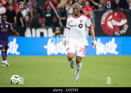 Toronto, Canada. 3 luglio 2024. Deybi Flores n. 20 (L) del Toronto FC visto in azione durante la partita MLS tra Toronto FC e Orlando City SC al BMO Field di Toronto. La partita terminò nel 1-2 per l'Orlando City SC. Credito: SOPA Images Limited/Alamy Live News Foto Stock