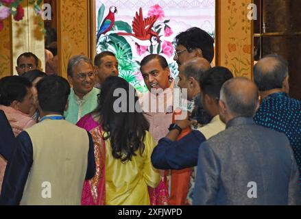 L'uomo d'affari indiano Mukesh Ambani è visto interagire con gli ospiti alla cerimonia "Mameru" (cerimonia tradizionale nella cultura gujarati), parte della celebrazione pre-matrimonio di Anant Ambani e Radhika Merchant presso la residenza di Ambani Antilia a Mumbai. 'Mameru' noto anche come 'Mosalu' (cerimonia tradizionale nella cultura gujarati) dove la famiglia della madre dello sposo (Nita Ambani) venne a benedire la coppia insieme a doni e offerte. Gli zii materni e la famiglia dello sposo hanno presentato alla sposa e allo sposo un set tradizionale di regali. (Foto di Ashish Vaishnav/SOPA Images/Sipa USA) Foto Stock