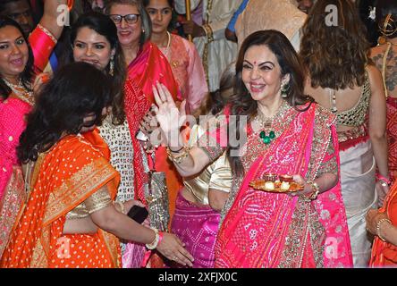 La filantropa indiana e donna d'affari Nita Ambani (R) accoglie gli ospiti alla cerimonia "Mameru" (cerimonia tradizionale nella cultura gujarati), parte della celebrazione pre-matrimonio di Anant Ambani e Radhika Merchant presso la residenza di Ambani Antilia a Mumbai. 'Mameru' noto anche come 'Mosalu' (cerimonia tradizionale nella cultura gujarati) dove la famiglia della madre dello sposo (Nita Ambani) venne a benedire la coppia insieme a doni e offerte. Gli zii materni e la famiglia dello sposo hanno presentato alla sposa e allo sposo un set tradizionale di regali. (Foto di Ashish Vaishnav/SOPA Images/Sipa USA) Foto Stock