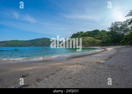 Cielo blu su una piccola isola circondata dal mare blu. Spiaggia bianca costellata di palme da cocco. Yanui Beach, un punto panoramico vicino a Promthep Cape e windmil Foto Stock