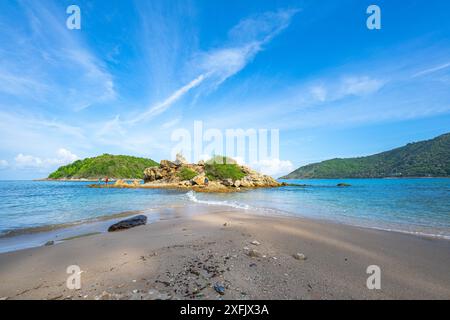 Cielo blu su una piccola isola circondata dal mare blu. Spiaggia bianca costellata di palme da cocco. Yanui Beach, un punto panoramico vicino a Promthep Cape e windmil Foto Stock