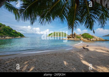 Cielo blu su una piccola isola circondata dal mare blu. Spiaggia bianca costellata di palme da cocco. Yanui Beach, un punto panoramico vicino a Promthep Cape e windmil Foto Stock