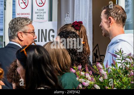 Londra, Regno Unito. 4 luglio 2024. Il leader laburista, Sir Keir Starmer, con sua moglie Victoria, vota alle elezioni generali nel suo collegio elettorale locale di Holborn and St Pancras. E' portato sotto la massima sicurezza. Crediti: Guy Bell/Alamy Live News Foto Stock