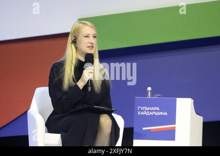 San Pietroburgo, Russia. 4 luglio 2024. Gulnara Khaidarshina, Direttore del Dipartimento di cooperazione con le organizzazioni internazionali della Banca di Russia, durante il dialogo con il Presidente della Banca centrale dell'Iran del Congresso finanziario della Banca di Russia a San Pietroburgo, Russia. Credito: SOPA Images Limited/Alamy Live News Foto Stock