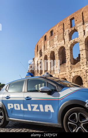 Roma, Italia - 28 giugno 2024: Auto della polizia di fronte al Colosseo a Roma, Italia. Foto Stock