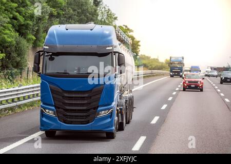 Semi-motrice per trasporto su strada con effetto di sfocatura del movimento. Foto Stock