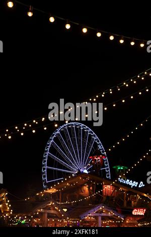 Londra festeggia il Natale con mercatini, hotel fantastici e fotografie di strada. Molto cibo, bevande e bellissimi interni reali Foto Stock