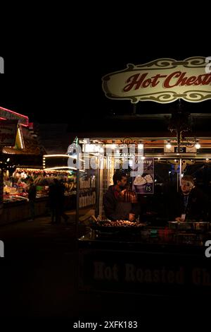 Londra festeggia il Natale con mercatini, hotel fantastici e fotografie di strada. Molto cibo, bevande e bellissimi interni reali Foto Stock