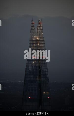 Londra festeggia il Natale con mercatini, hotel fantastici e fotografie di strada. Molto cibo, bevande e bellissimi interni reali Foto Stock