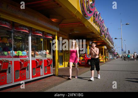 LONDRA, Regno Unito, 21 giugno 2024: Il quartier generale della campagna di Nigel Farage a Clacton-on-Sea oggi si trova sopra una grande sala giochi. Leader del partito Reform UK e candidata a Clacton-on Sea alle prossime elezioni generali del 4 luglio. Foto Stock