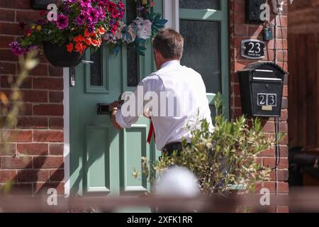 Dan Jarvis Barnsley candidato del Nord per il Partito Laburista sta è fuori a fare i conti nella zona di Barnsley North durante le elezioni generali del Regno Unito del 2024 nella zona di Barnsley, Barnsley, Regno Unito, 4 luglio 2024 (foto di Mark Cosgrove/News Images) Foto Stock