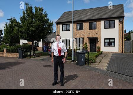 Dan Jarvis Barnsley candidato del Nord per il Partito Laburista sta è fuori a fare i conti nella zona di Barnsley North durante le elezioni generali del Regno Unito del 2024 nella zona di Barnsley, Barnsley, Regno Unito, 4 luglio 2024 (foto di Mark Cosgrove/News Images) Foto Stock