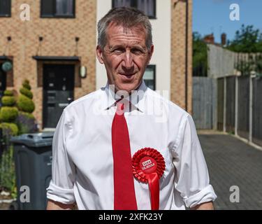 Dan Jarvis Barnsley candidato del Nord per il Partito Laburista sta è fuori a fare i conti nella zona di Barnsley North durante le elezioni generali del Regno Unito del 2024 nella zona di Barnsley, Barnsley, Regno Unito, 4 luglio 2024 (foto di Mark Cosgrove/News Images) Foto Stock