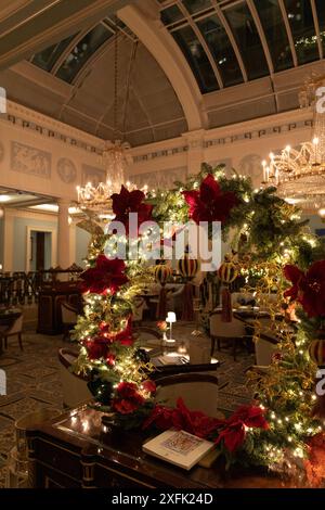 Londra festeggia il Natale con mercatini, hotel fantastici e fotografie di strada. Molto cibo, bevande e bellissimi interni reali Foto Stock