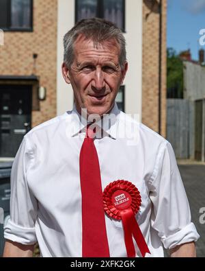 Dan Jarvis Barnsley candidato del Nord per il Partito Laburista è fuori a canestro nella zona di Barnsley North durante le elezioni generali del 2024 nella zona di Barnsley, Barnsley, Regno Unito, 4 luglio 2024 (foto di Mark Cosgrove/News Images) a Barnsley, Regno Unito, il 7/4/2024. (Foto di Mark Cosgrove/News Images/Sipa USA) Foto Stock