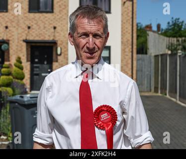 Dan Jarvis Barnsley candidato del Nord per il Partito Laburista è fuori a canestro nella zona di Barnsley North durante le elezioni generali del 2024 nella zona di Barnsley, Barnsley, Regno Unito, 4 luglio 2024 (foto di Mark Cosgrove/News Images) a Barnsley, Regno Unito, il 7/4/2024. (Foto di Mark Cosgrove/News Images/Sipa USA) Foto Stock