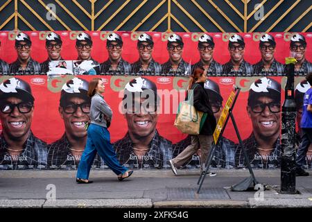 Poster con il calciatore e esperto di calcio britannico Ian Wright visto sulla copertina di GQ il 30 giugno 2024 a Londra, Regno Unito. Foto Stock