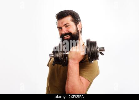 Uno sportivo sorridente che solleva il manubrio in palestra. Stile di vita sportivo sano e fitness. Modello maschile muscoloso atletico sollevato manubrio. Forte e bello Foto Stock