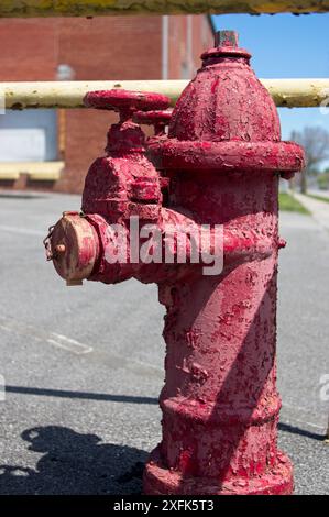 Vecchio idrante rosso che necessita di nuova vernice Foto Stock