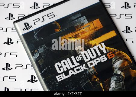 KIEV, UCRAINA - 26 GIUGNO 2024 Call of Duty Black Ops 6 PS5 videogioco Disc box per console di gioco. Primo piano su un disco di videogiochi molto popolare Foto Stock