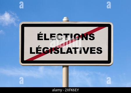 Un cartello francese di uscita della città contro un cielo azzurro con scritto al centro in francese "Élections législatives”, che significa in inglese "elezioni legislative”. Foto Stock