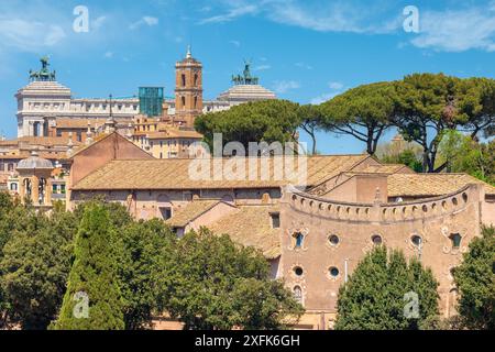 Vista dei tetti di Roma e del monumento a Vittorio Emanuele II in lontananza. Italia Foto Stock