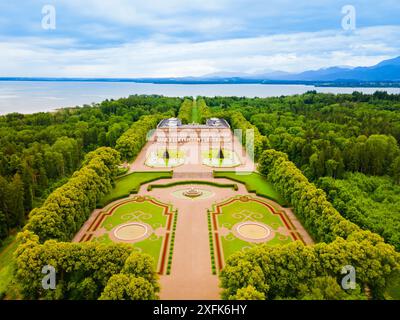 Herrenchiemsee Palace vista panoramica aerea, è un complesso di edifici reali su Herreninsel, l'isola più grande del lago Chiemsee, nel sud B Foto Stock