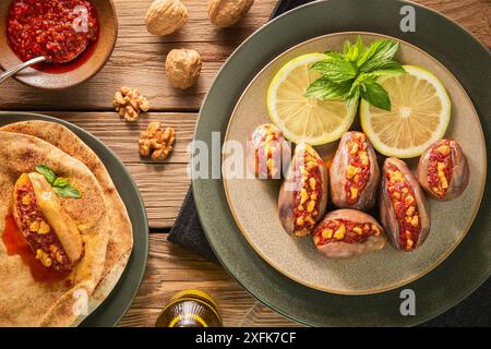 Cucina araba; Makdous è una tradizionale conserva libanese fatta di melanzane ripiene di noci, peperoni rossi, peperoncino e aglio. Foto Stock