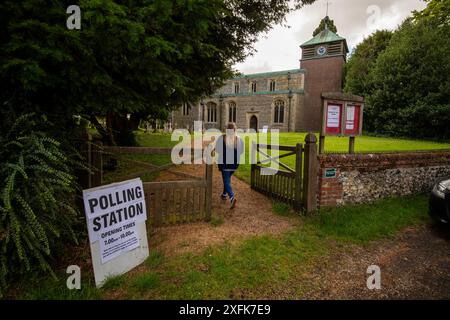 Heydon, Regno Unito. 4 luglio 2024. I membri del pubblico entrano in un seggio elettorale tenutosi presso la Holly Trinity Church di Heydon, Hertfordshire, durante il giorno delle elezioni generali. Crediti: Chris Radburn/Alamy Live News Foto Stock