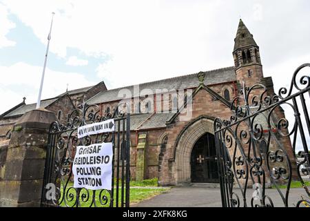 I cartelli dei seggi elettorali fuori dalla chiesa di St Ethelwold durante le elezioni generali del Regno Unito del 2024 nella zona di Flintshire, Shotton, Galles, Regno Unito, 4 luglio 2024 (foto di Cody Froggatt/News Images) Foto Stock